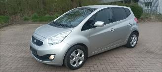 Kia Venga Bj: 08-2013 1.6 Automaat Stoelverwarming Climatecontrol Lichtautomaat Privacyglas Keyless-entry 4xElektrische ramen Elektrische-spiegels met parkeerstand Parkeersensoren achter Trekhaak Mistlampen 16-inch Kia velgen picture 7