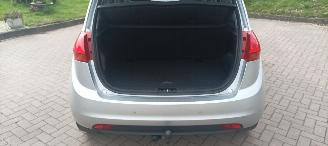 Kia Venga Bj: 08-2013 1.6 Automaat Stoelverwarming Climatecontrol Lichtautomaat Privacyglas Keyless-entry 4xElektrische ramen Elektrische-spiegels met parkeerstand Parkeersensoren achter Trekhaak Mistlampen 16-inch Kia velgen picture 20