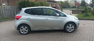 Kia Venga Bj: 08-2013 1.6 Automaat Stoelverwarming Climatecontrol Lichtautomaat Privacyglas Keyless-entry 4xElektrische ramen Elektrische-spiegels met parkeerstand Parkeersensoren achter Trekhaak Mistlampen 16-inch Kia velgen picture 2