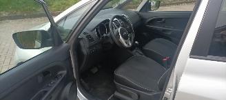 Kia Venga Bj: 08-2013 1.6 Automaat Stoelverwarming Climatecontrol Lichtautomaat Privacyglas Keyless-entry 4xElektrische ramen Elektrische-spiegels met parkeerstand Parkeersensoren achter Trekhaak Mistlampen 16-inch Kia velgen picture 9