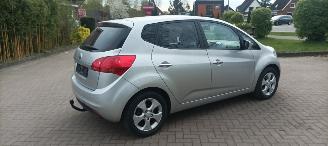 Kia Venga Bj: 08-2013 1.6 Automaat Stoelverwarming Climatecontrol Lichtautomaat Privacyglas Keyless-entry 4xElektrische ramen Elektrische-spiegels met parkeerstand Parkeersensoren achter Trekhaak Mistlampen 16-inch Kia velgen picture 3