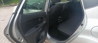 Kia Venga Bj: 08-2013 1.6 Automaat Stoelverwarming Climatecontrol Lichtautomaat Privacyglas Keyless-entry 4xElektrische ramen Elektrische-spiegels met parkeerstand Parkeersensoren achter Trekhaak Mistlampen 16-inch Kia velgen picture 11