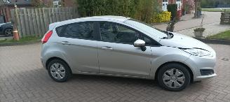 Ford Fiesta 1.5-TDCI airco Stoelverwarming leren stuurwiel led verlichting elektrische inklapbare buitenspiegels met verwarming Centrale vergrendeling met afstandsbediening Parkeersensoren voor en achter picture 10