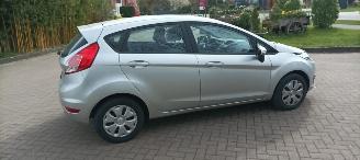 Ford Fiesta 1.5-TDCI airco Stoelverwarming leren stuurwiel led verlichting elektrische inklapbare buitenspiegels met verwarming Centrale vergrendeling met afstandsbediening Parkeersensoren voor en achter picture 9