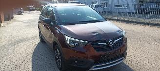 Avarii autoturisme Opel Crossland 1.2-12v Automaat Navi Led koplampen led achterlichten half leren bekleding Stoelverwarming stuurwiel met verwarming inklapbare buitenspiegels chrome design 16-inch velgen Afneembare trekhaak Parkeersensoren voor en achter privacy glas 2018/4