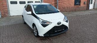 Voiture accidenté Toyota Aygo 1.0-VVT-i 72pk X-Play airco elektrische buitenspiegels met verwarming Centrale vergrendeling met afstandsbediening Led koplampen led achterlichten Hoogglans buiten design Deelbare achterbank getinte ruiten 2018/9