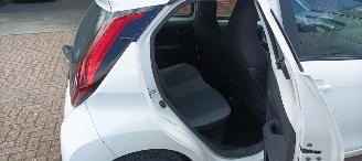 Toyota Aygo Facelift 1.0-VVT-i 72pk X-Play uitvoering Airconditioning Led koplampen led achterlichten Leren stuurwiel met radio bediening Elektrische ramen Elektrische-spiegels met verwarming Centrale vergrendeling met afstandsbediening picture 10