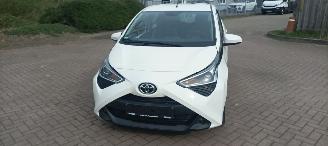 skadebil auto Toyota Aygo Facelift X-Play 1.0 VVT-i 72pk Airco 5-deurs Led koplampen led achterlichten Leren stuurwiel met radio bediening Elektrische ramen Elektrische-spiegels met verwarming Centrale vergrendeling met afstandsbediening 2018/9