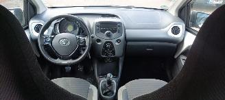 Toyota Aygo Facelift 1.0-VVT-i 72pk Airco Led koplampen led achterlichten Leren stuurwiel Elektrische ramen Elektrische-spiegels met verwarming Centrale vergrendeling met afstandsbediening Hoogglans buiten design Deelbare achterbank getinte ruiten picture 13
