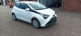 Toyota Aygo Facelift 1.0-VVT-i 72pk Airco Led koplampen led achterlichten Leren stuurwiel Elektrische ramen Elektrische-spiegels met verwarming Centrale vergrendeling met afstandsbediening Hoogglans buiten design Deelbare achterbank getinte ruiten picture 2