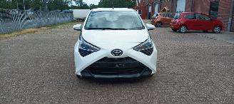 Toyota Aygo Facelift 1.0-VVT-i 72pk Airco Led koplampen led achterlichten Leren stuurwiel Elektrische ramen Elektrische-spiegels met verwarming Centrale vergrendeling met afstandsbediening Hoogglans buiten design Deelbare achterbank getinte ruiten 2018/9