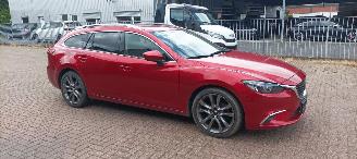Mazda 6 4x4 Automatik Navi Led koplampen led achterlichten Headup Leren Sportstoelen Memory keyless Entry Blindspot Drivelane cruisecontrol met radar Stoelverwarming Lichtautomaat Regensensor Bose Soundsystem 19-inch velgen trekhaak 2015/2