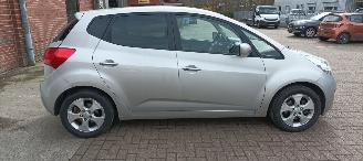 Kia Venga Automatik Klimaautomatik Keyless entry Stoelverwarming Lichtautomaat Privacyglas leren multifunctioneel stuurwiel 4xElektrische ramen Elektrische-spiegels met verwarming en  elektrisch inklapbaar privacy glas Parkeersensoren achter trekhaak 16-inch Kia ve picture 3