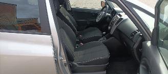 Kia Venga Automatik Klimaautomatik Keyless entry Stoelverwarming Lichtautomaat Privacyglas leren multifunctioneel stuurwiel 4xElektrische ramen Elektrische-spiegels met verwarming en  elektrisch inklapbaar privacy glas Parkeersensoren achter trekhaak 16-inch Kia ve picture 11
