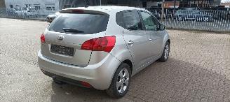 Kia Venga Automatik Klimaautomatik Keyless entry Stoelverwarming Lichtautomaat Privacyglas leren multifunctioneel stuurwiel 4xElektrische ramen Elektrische-spiegels met verwarming en  elektrisch inklapbaar privacy glas Parkeersensoren achter trekhaak 16-inch Kia ve picture 4