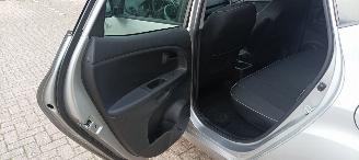 Kia Venga Automatik Klimaautomatik Keyless entry Stoelverwarming Lichtautomaat Privacyglas leren multifunctioneel stuurwiel 4xElektrische ramen Elektrische-spiegels met verwarming en  elektrisch inklapbaar privacy glas Parkeersensoren achter trekhaak 16-inch Kia ve picture 14