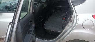 Kia Venga Automatik Klimaautomatik Keyless entry Stoelverwarming Lichtautomaat Privacyglas leren multifunctioneel stuurwiel 4xElektrische ramen Elektrische-spiegels met verwarming en  elektrisch inklapbaar privacy glas Parkeersensoren achter trekhaak 16-inch Kia ve picture 15