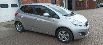 Kia Venga Automatik Klimaautomatik Keyless entry Stoelverwarming Lichtautomaat Privacyglas leren multifunctioneel stuurwiel 4xElektrische ramen Elektrische-spiegels met verwarming en  elektrisch inklapbaar privacy glas Parkeersensoren achter trekhaak 16-inch Kia ve picture 2