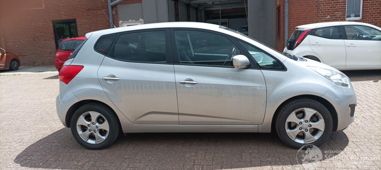 Kia Venga 1.6 Automatik Climatecontrol Keyless-entry Stoelverwarming Leren stuurwiel Armsteun voor Links & Rechts 4xElektrische ramen Elektrische inklapbare buitenspiegels Privacy glas Trekhaak Parkeersensoren achter 16 inch Sportvelgen Mistlampen
