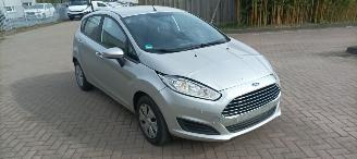 skadebil auto Ford Fiesta 1.5-diesel Led-dagrijverlichting Airconditioning Stoelverwarming Lichtautomaat Leren Stuurwiel Radio -usb Elektrische ramen Elektrische inklapbare buitenspiegels met led verlichting Parkeersensoren voor en achter 2016/6