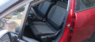Citroën C3 1.2-benzine Led-Koplampen Led-dagrijverlichting Airconditioning Stoelverwarming cruisecontrol Dab Radio elektrische buitenspiegels met verwarming Elektrische ramen centrale vergrendeling met afstandsbediening Start-Stop systeem Drivelane assistent mistlam picture 12