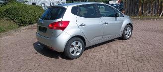 Kia Venga Spirit Edition 1.6-16v Automaat Climatecontrol Stoelverwarming Lichtautomaat Privacyglas keyless Entry trekhaak Parkeersensoren mistlampen 16 inch Sportvelgen Trekhaak picture 4