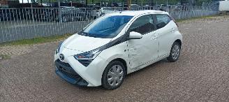 krockskadad bil auto Toyota Aygo Bj :09-2018 Aygo Facelift X-Play 1.0-VVT-i 72pk 5-Drs Airconditioning Led Dagrijverlichting Led achterlichten Elektrische ramen Elektrische-spiegels met verwarming Centrale vergrendeling met afstandsbediening Hoogglans Design Leren stuurwiel met Radio Bed 2018/9