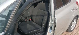 Kia Venga Bj:08-2013 Automatik 1.6-16v 125pk Climatecontrol Stoelverwarming Lichtautomaat 4xElektrische ramen Elektrische-spiegels met verwarming en automatische inklapbaar Privacyglas keyless Entry trekhaak Parkeersensoren mistlampen Metallic Lak picture 14