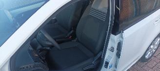 Volkswagen Up! Bj:08-2019 Move Up! 5drs Airconditioning Navigatie-Houder Cruisecontrol Bordcomputer Frontbrakeassistcamera Elektrische ramen Centrale vergrendeling met afstandsbediening Start-Stop systeem 15-inch velgen Parkeersensoren Led-dagrijverlichting picture 14