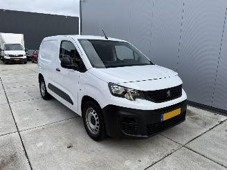 Vaurioauto  passenger cars Peugeot Partner E-PARTNER PRO 50 kWh 136 PK 2022/3
