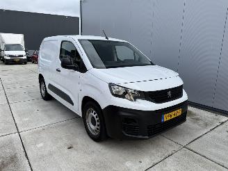 krockskadad bil auto Peugeot Partner E-Partner PRO 50 kWh 136 PK 2022/3