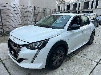 Damaged car Peugeot 208 EV 50 kWh -NAVI-CLIMA-ACTIERADIUS 362 KM 2023/6