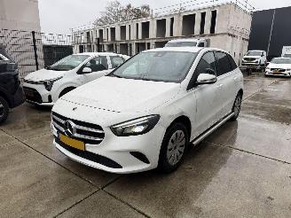 krockskadad bil auto Mercedes B-klasse 200 d AUTOMAAT-NAVI-CAMERA-PDC 2022/11