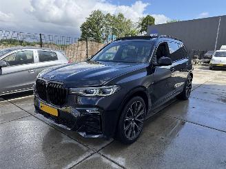 Vaurioauto  passenger cars BMW X7 xDrive 40i High Executive-7persoons-PANO-LEDER-360 CAMERA-4 WIEL BESTURING 2022/2