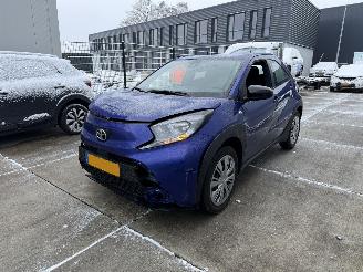 krockskadad bil auto Toyota Aygo X 1.0 VVT-i MT PLAY -AIRCO-PDC 2025/9