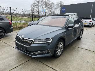 Schadeauto Skoda Superb 1.4 PLUG IN HYBRID AUTOMAAT-PANO-NAVI-CAMERA 2021/2
