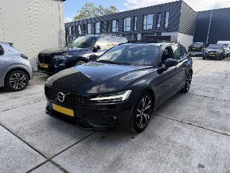Unfallwagen Volvo V-60 2.0 B3 R-DESIGN AUTOMAAT-PANO-CAMERA-NAVI 2021/4