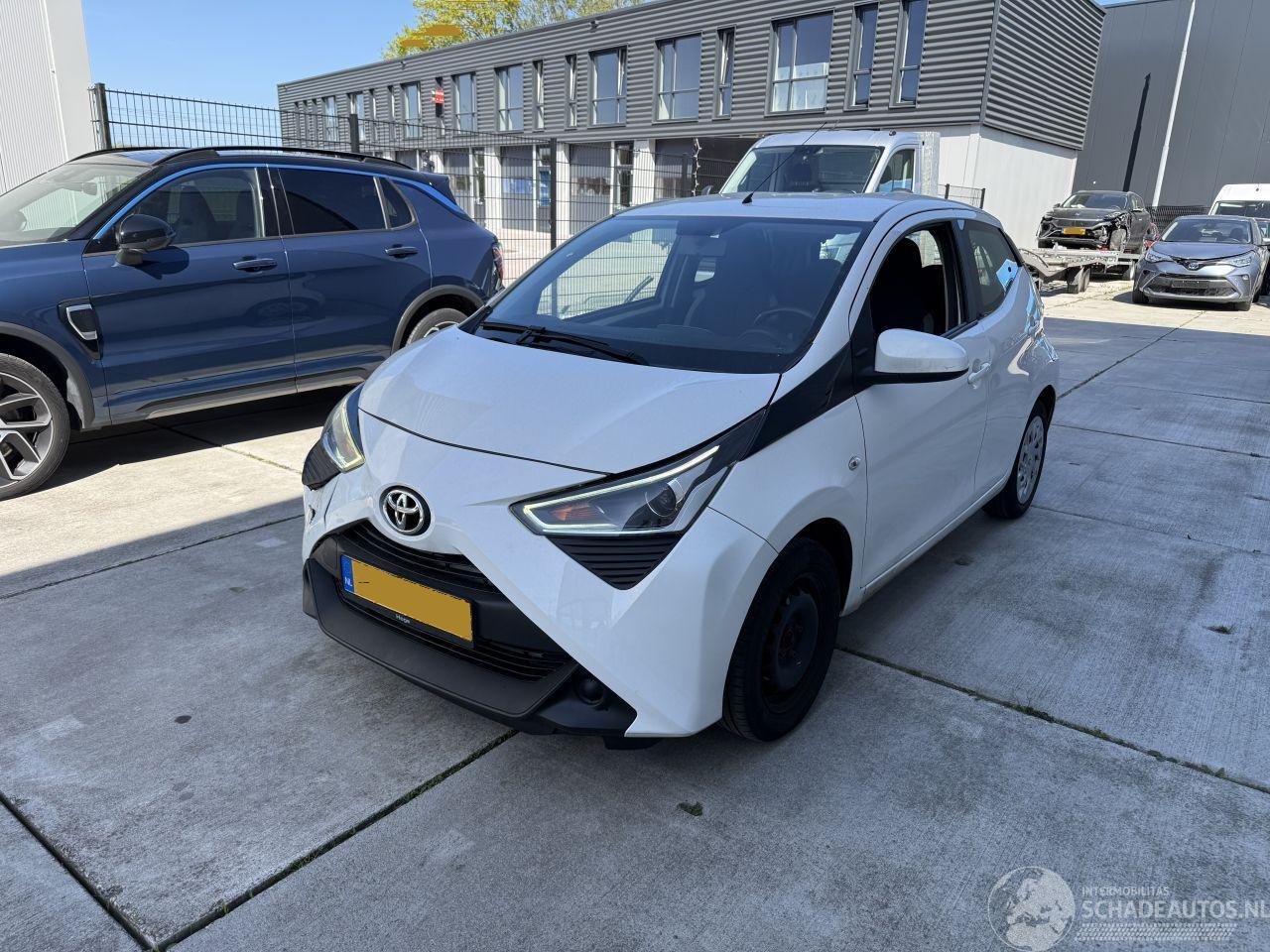 Toyota Aygo 1.0 VVT-i x-Play Limited AIRCO - CENTRAAL - LED