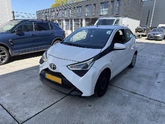 skadebil auto Toyota Aygo 1.0 VVT-i- X-PLAY-CAMERA-NAVI-AIRCO 2020/1