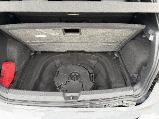 Volkswagen Golf 1.5 eTSI DSG R-Line Pano Harman Kardon picture 24