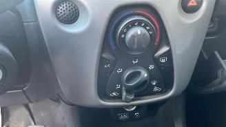 Peugeot 108 108, Hatchback, 2014 1.0 12V VVT-i picture 14