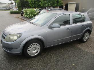 krockskadad bil auto Opel Astra 1.4 I ESSENTIA  AIRCO 2004/8