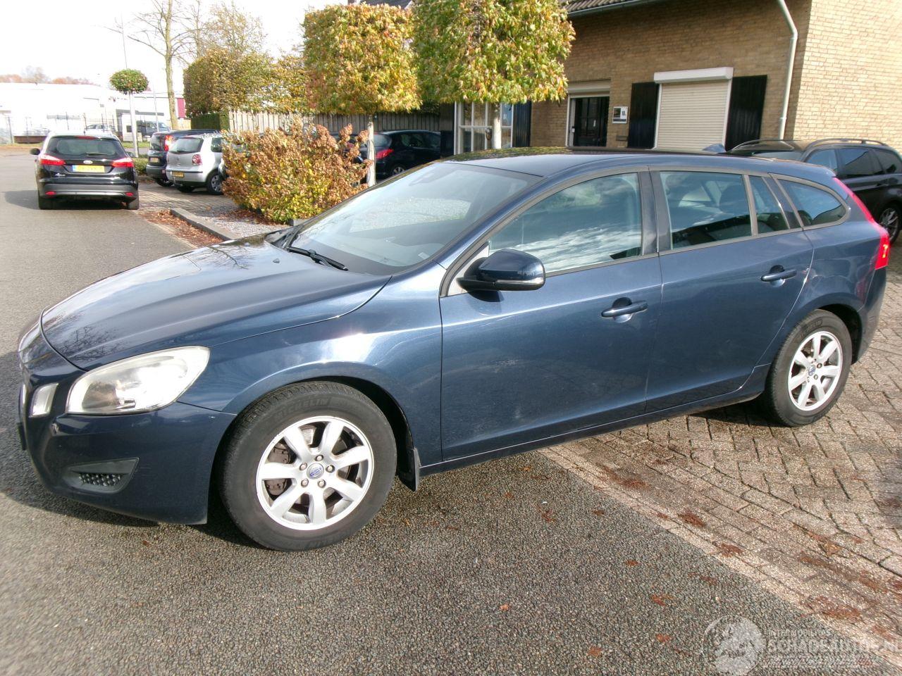 Volvo V-60 1.6 T3 KINETIC 112.656 KM CLIMA NAVI AUT
