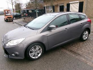 damaged passenger cars Ford Focus 1.0 LEASE AIRCO 5 DEURS 2012/3