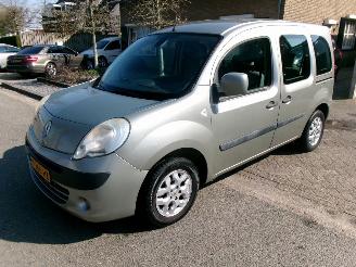 Vaurioauto  passenger cars Renault Kangoo FAMILY 1.6-16V E3XPRESSION AUTOMAAT 2010/2
