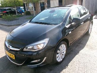 Coche accidentado Opel Astra 1.4 COSMO CLIMA NAVI SEDAN 2013/2
