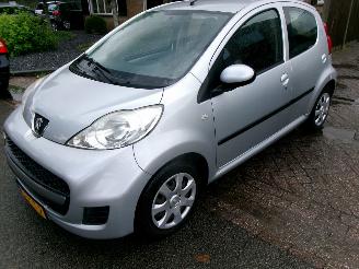 damaged passenger cars Peugeot 107 1.0-12V XS 5 DEURS AIRCO 2011/6