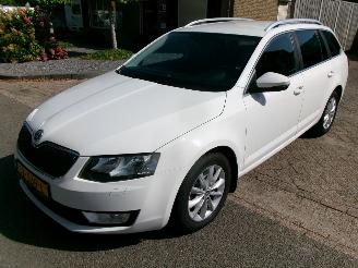 Voiture accidenté Skoda Octavia 1.6 TDI AMBITION BUSINESSLINE CLIMA 2014/8