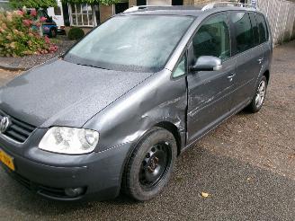 uszkodzony samochody osobowe Volkswagen Touran 1.6-16V FSI HIGHLINE AUTOMAAT 2006/9