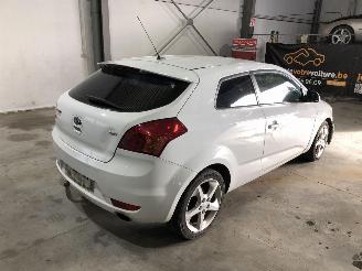 damaged passenger cars Kia Cee d 1.6 CRDI D4FB 2008/11